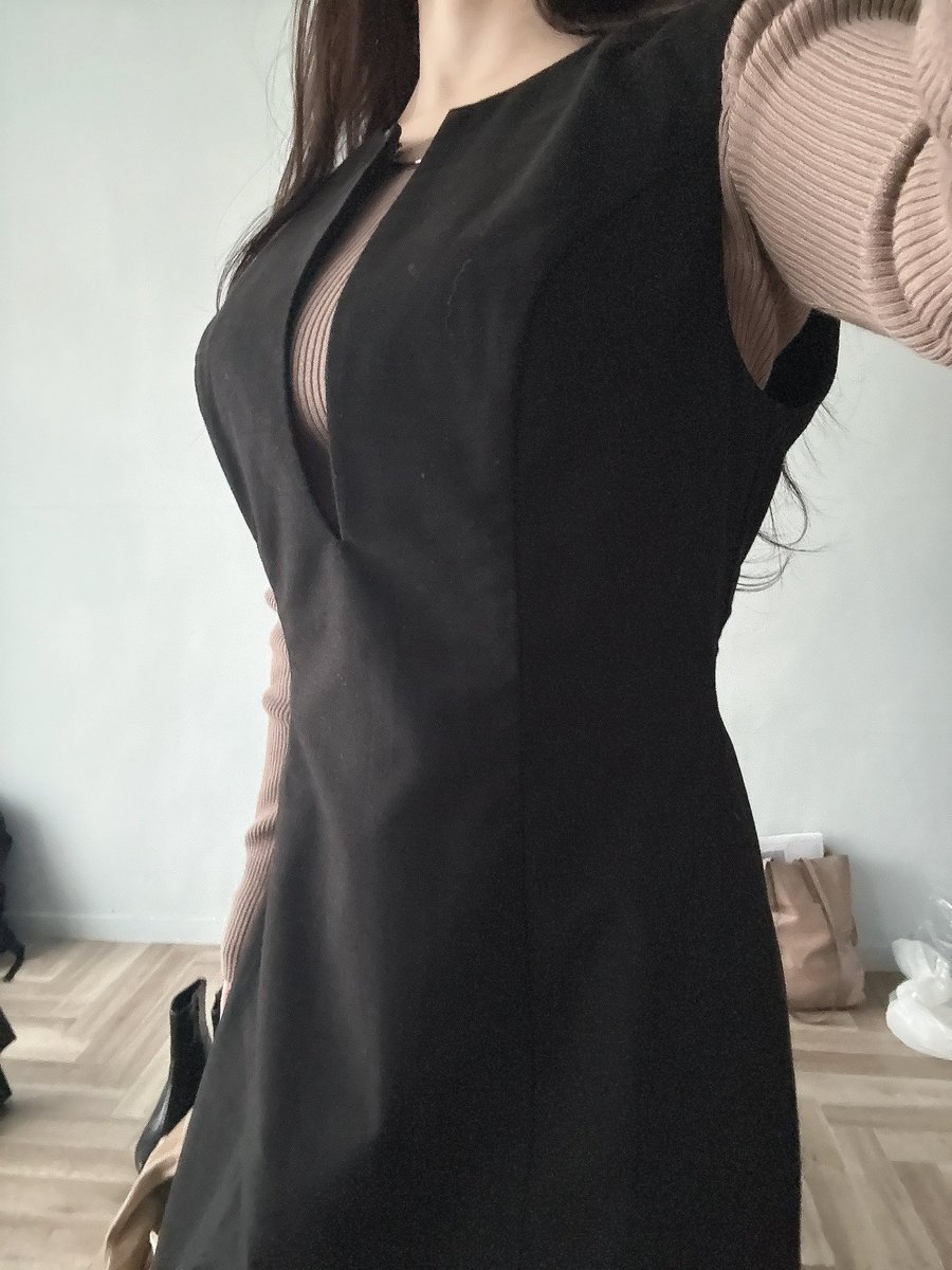 上品なジャンパースカートであったかくしてね🍁🤎

首元についているアクセサリーもポイントです🪄
#overE <a href="/for_overe/">overE│胸が大きな女性のブランド</a>