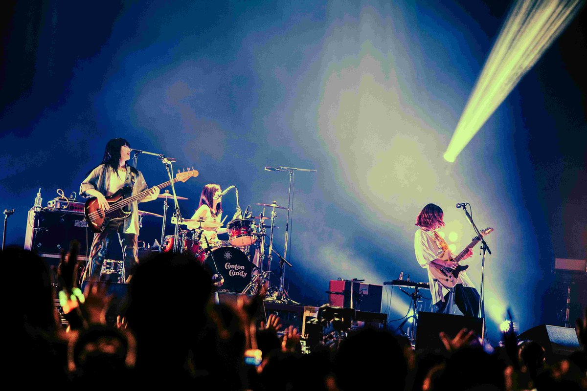 oricon's tweet photo. DISH//主催ライブ『皿祭 -sarafes-』
ハプニングも味方につけたステージに熱狂❗️

ウルフルズのライブ中に停電も
圧倒的なエンタメ力で盛り上げる✨️

北村匠海「またやります！また会いましょう！」
ラストは“皿投げ”で大団円
https://t.co/zTrP1fgyuu

#DISHꤷꤷ #皿祭 @dish_info https://t.co/DT8efvhjn4
