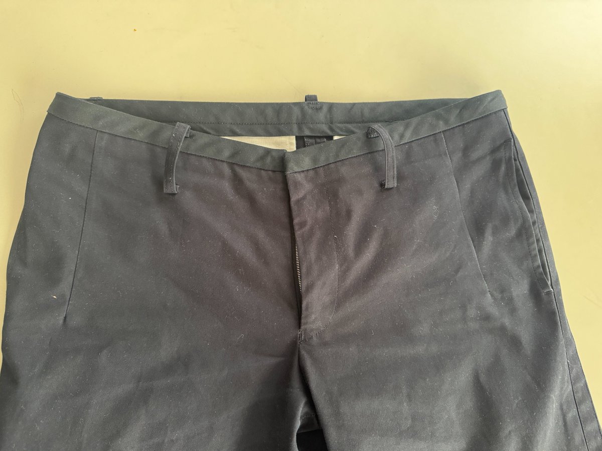 coripeya's tweet photo. タンスの肥やしになってた20年ぐらい前にセレクトショップで買った綿パンを履いてみた。
気にいったのでググってみたけど見つからなかった。。

股上浅くてサイドに同色テープがあるデザインで日本製
GALIBIERとスタンプが押してあっ��
".PHASE"と��う会社かブランドらしい https://t.co/Zj5b2zepOh