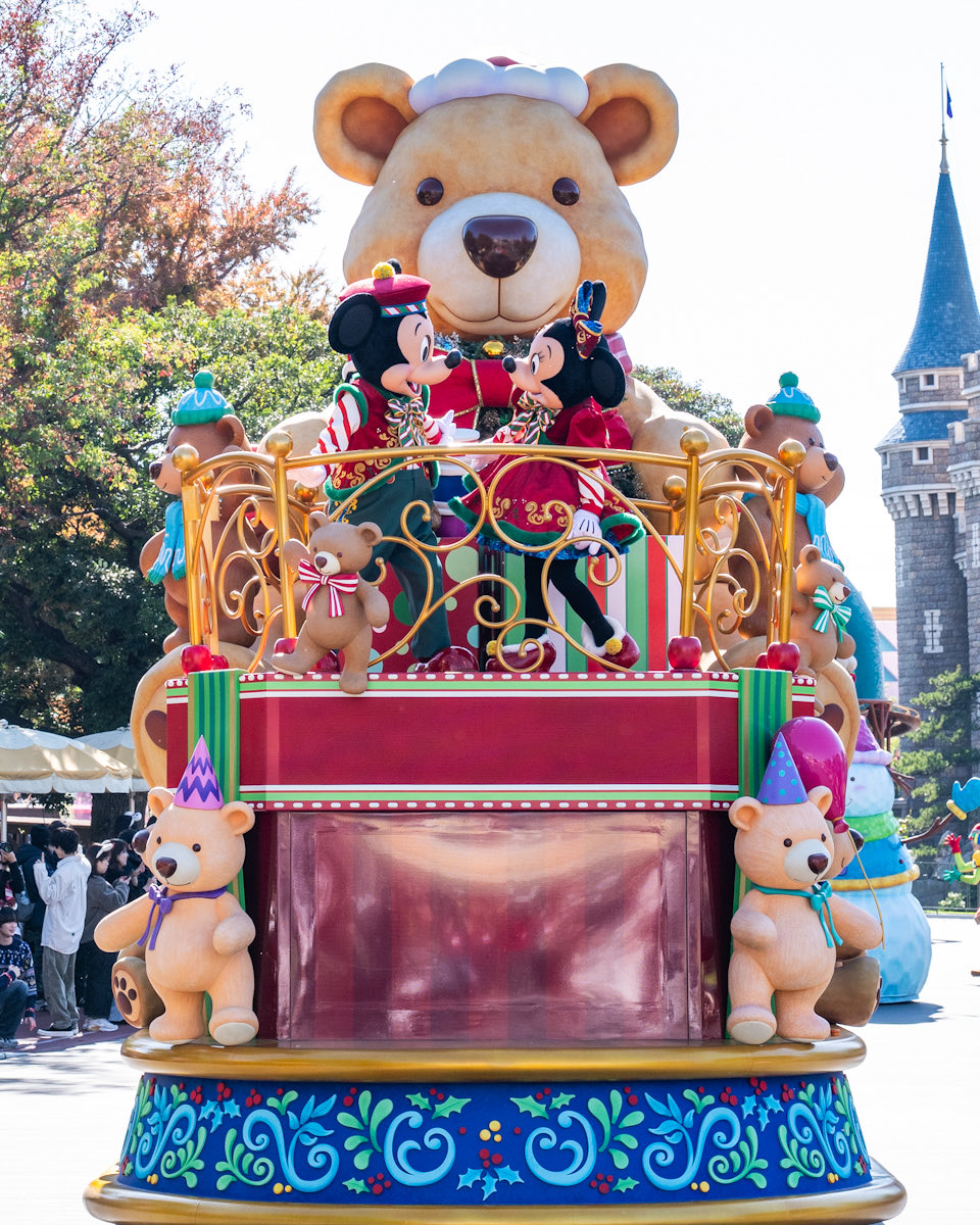 MezzoMikiD's tweet photo. 東京ディズニーランド
"ディズニー・クリスマス2025"
新パレード
「トイズ・ワンダラス・クリスマス！」
クリスマスの飾り付けをされたテディベアたちのフロートにはミッキー、ミニー、ピートが乗っています☆ https://t.co/SGblhONs7r