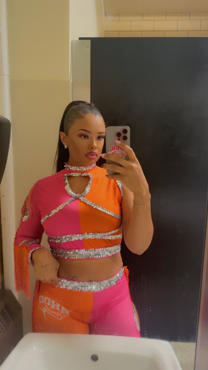 Naivon_'s tweet image. Cute lil dance mom 🏆