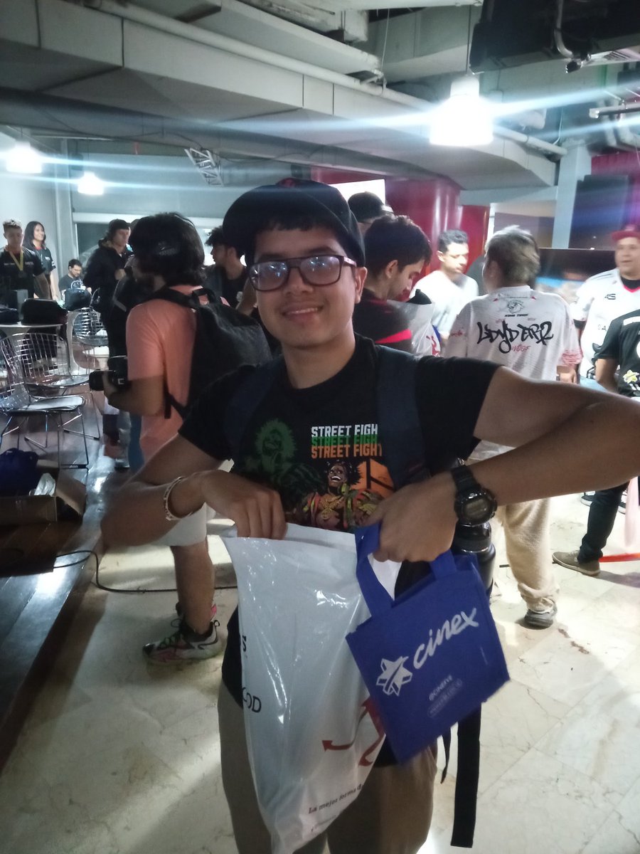 LoFix0410's tweet image. Te vas para Japon mi rey, como te quiero, felicitaciones! 🐟💚