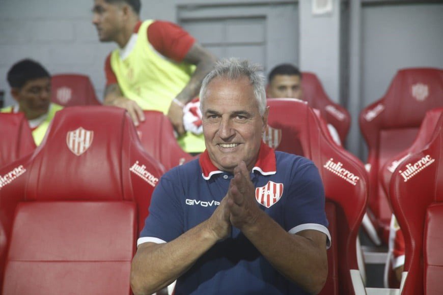 Agarró un plantel mal armado, de bajísimo nivel futbolístico, caído a pedazos mentalmente y peleando el descenso. No solo logró salvarse sino que clasificó una fecha antes a los playoffs. Gracias por volver 🤍