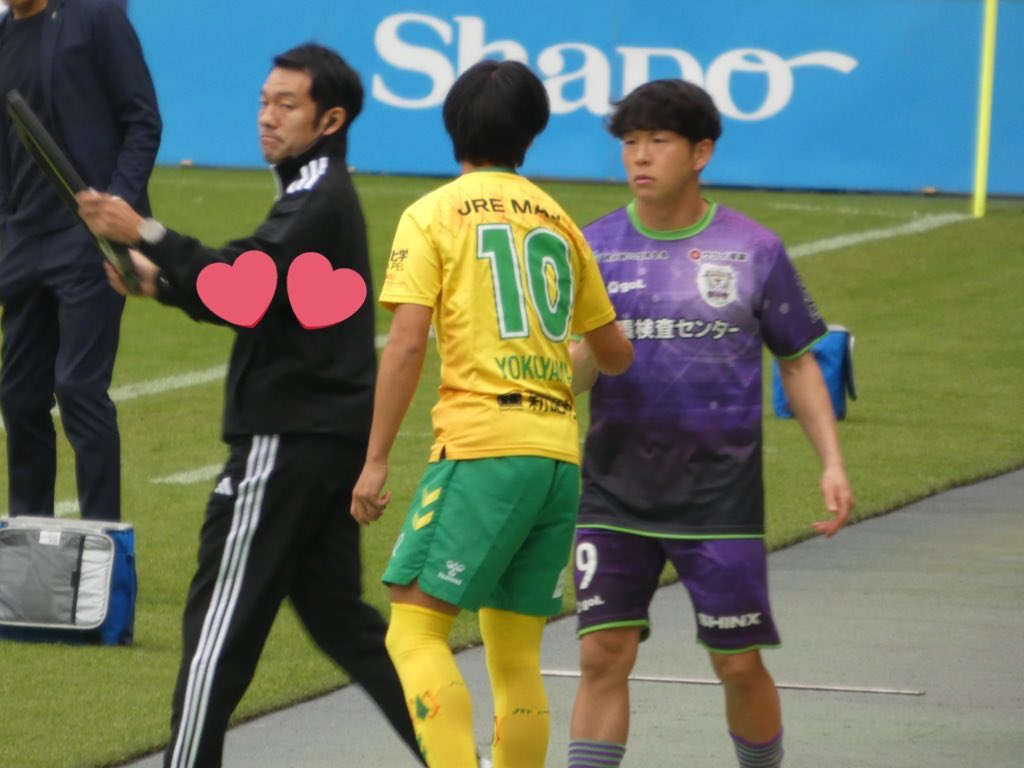 nyan__O73O's tweet image. やむと同時交代だったから握手してた😀💘
やっぱやむ上手かったなーの一言に尽きます😮‍💨
 #横山暁之 選手 #矢村健 選手 #藤枝MYFC