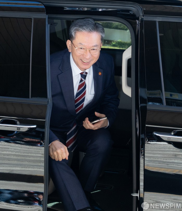 웃으며 출근하는 정성호 장관

든든하다. ^^