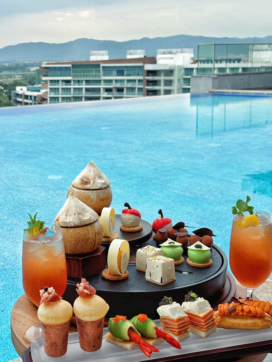 GoSanyaOfficial's tweet image. Dip into the perfect afternoon by the infinity pool! ☀️🍹 Savor mouthwatering desserts &amp;amp; refreshing drinks while soaking up chic vibes. #Sanya #Poolside #Paradise #AfternoonTea