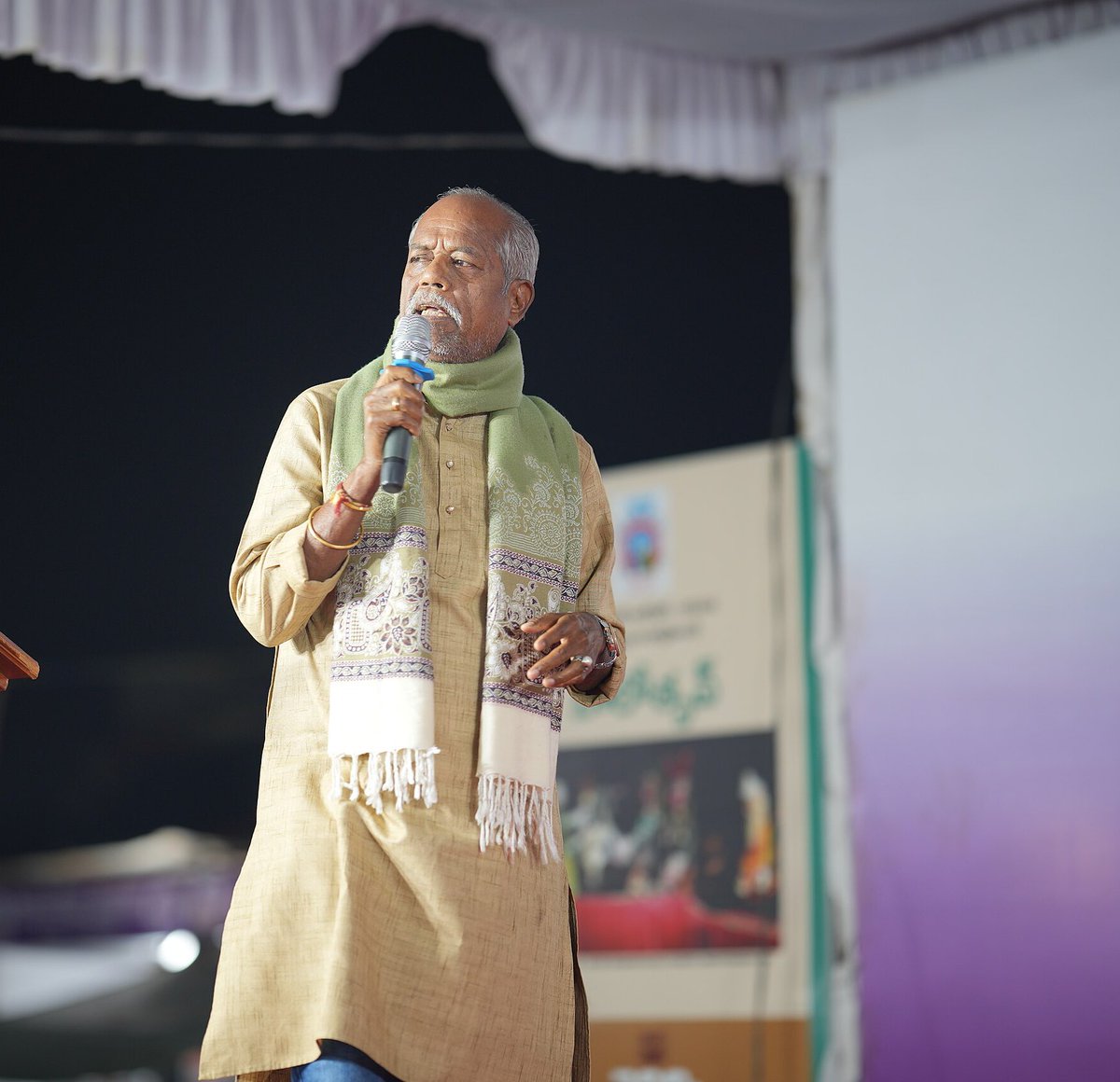 ప్రముఖ కవి, రచయిత అందెశ్రీ గారి అకాల మరణం బాధాకరం. 

అందెశ్రీ గారి కుటుంబ సభ్యులకు, అభిమానులకు నా ప్రగాఢ సంతాపం. 
ఆయన ఆత్మకు శాంతి చేకూరాలని భగవంతుని ప్రార్థిస్తున్నాను.