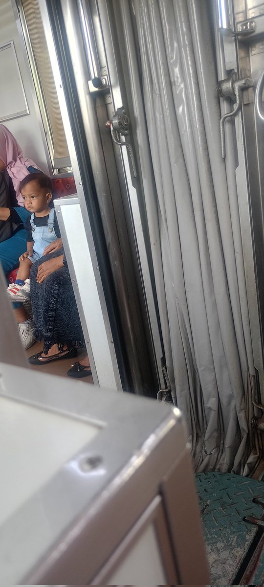 hari ini mau ngajak mbah mbahnya kai jalan ke tanah abang, rencananya kai bakalan ditinggal di rumah sama ayahnya. tapi liat bundanya udah rapi, sedangkan dia ngga, bikin dia jadi nempelin bundanya terus 🥲 gak tega buat ninggalin, walau sebentar. akhirnya diajak sekalian