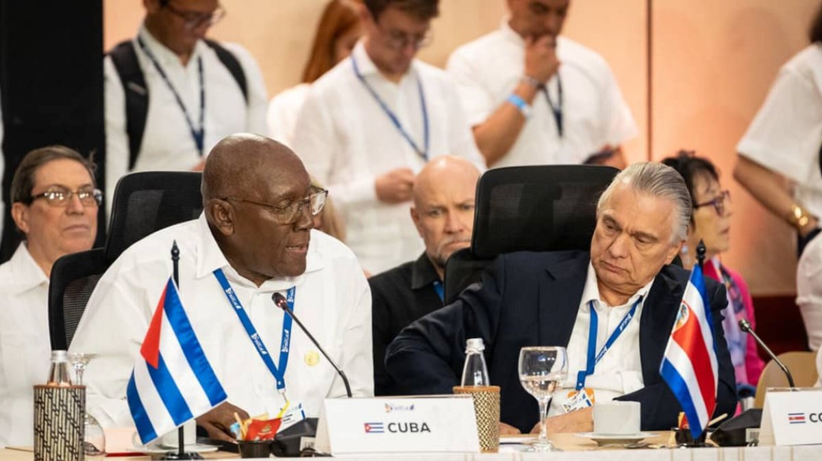 🎙️| En el marco de la IV Cumbre CELAC-Unión Europea, #Cuba 🇨🇺 reafirmó su firme compromiso con la unidad, la soberanía y la paz en América Latina y el Caribe. 

✍️Discurso íntegro del Vicepresidente Salvador Valdés Mesa 👇 
🔗cubaminrex.cu/es/cuba-reafir…

#CELACUE2025