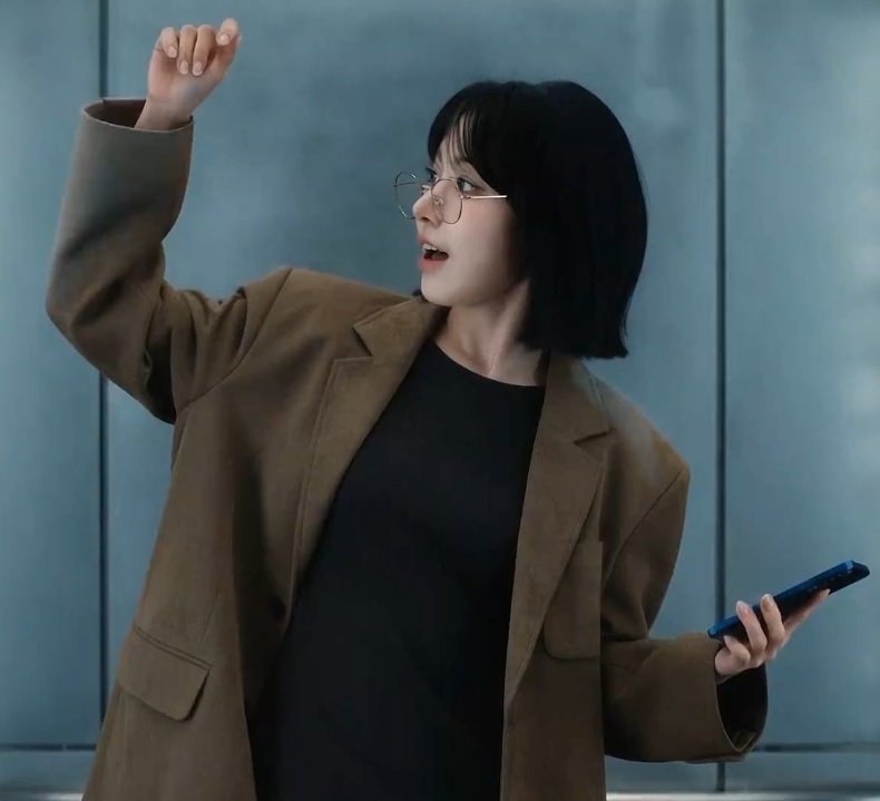 cherrymiyamaki's tweet photo. black bob kkura in specs>>>>> https://t.co/52RAranuJE