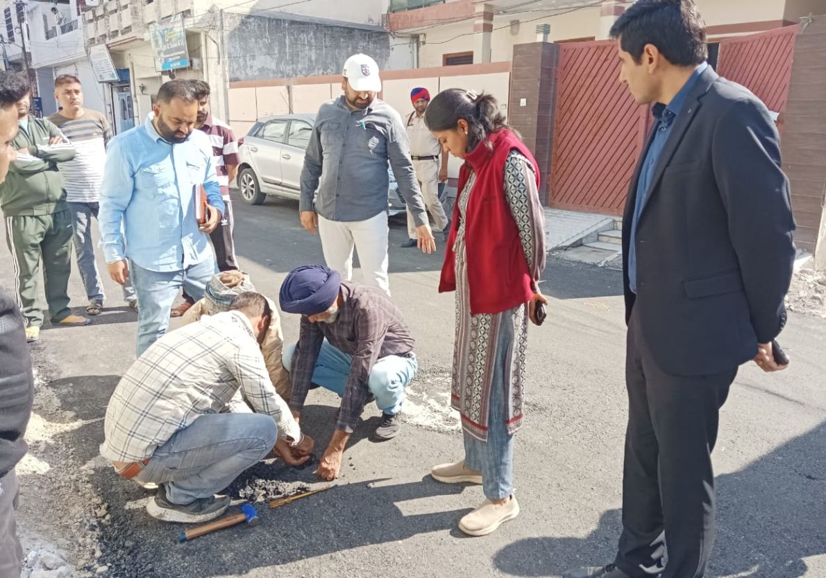 ਜ਼ਿਲ੍ਹੇ ’ਚ ਸੜਕਾਂ ਦੇ ਨਿਰਮਾਣ ਕਾਰਜ ਦਾ ਕੀਤਾ ਨਿਰੀਖਣ
-ਗੁਣਵੱਤਾ ਅਤੇ ਪਾਰਦਰਸ਼ਤਾ ਯਕੀਨੀ ਬਣਾਉਣ ਦੇ ਦਿੱਤੇ ਸਖਤ ਨਿਰਦੇਸ਼
-ਨਿਗਰਾਨ ਕਮੇਟੀਆਂ ਨੂੰ ਸੌਂਪੀ ਨਿਯਮਿਤ ਸਮੀਖਿਆ ਅਤੇ ਰਿਪੋਰਟਿੰਗ ਦੀ ਜ਼ਿੰਮੇਵਾਰੀ
<a href="/BhagwantMann/">Bhagwant Mann</a> <a href="/jain_aashika/">Aashika Jain</a>