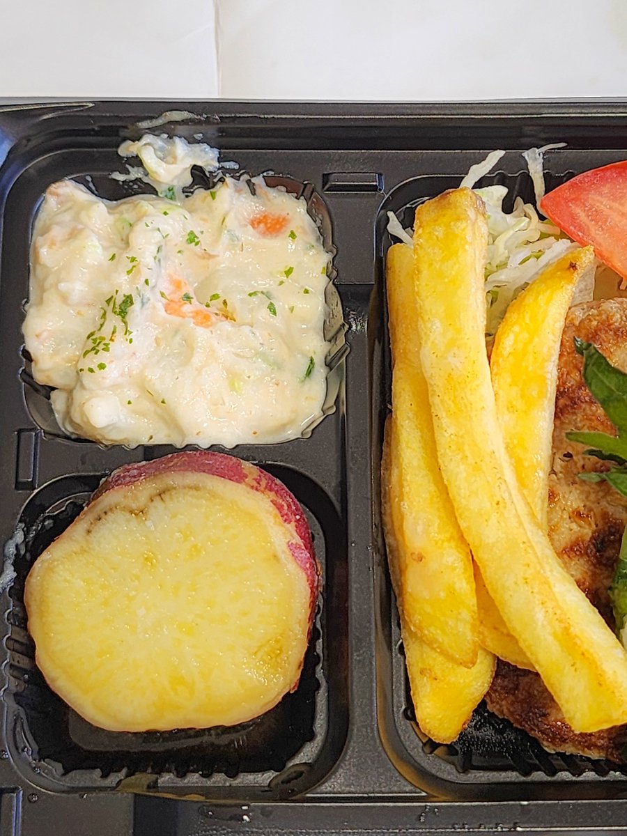 お昼に買ったお弁当、お芋煮たのとフライドポテトとポテサラが付いてる。