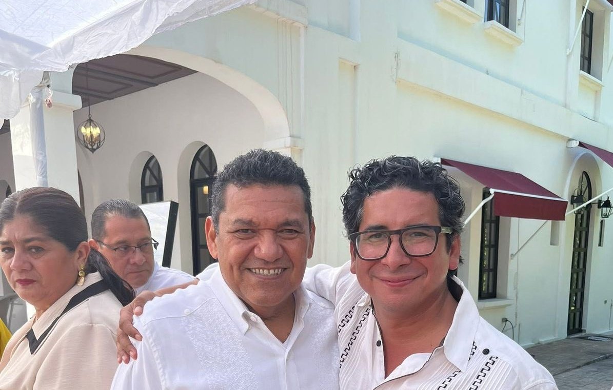 LaDenuncia_Tab's tweet photo. #Mientras el Gober @TabascoJavier intenta ENGAÑAR a los tabasqueños, diciendo que se acabaron los privilegios en #Tabasco, las redes lo exhiben como un vulgar mentiroso, pues se presumen fotografías de la #FiestaVIP que se armó en la #QuintaGrijalva por el 1er informe. #AsiNoMay https://t.co/92Q0WZXmKD