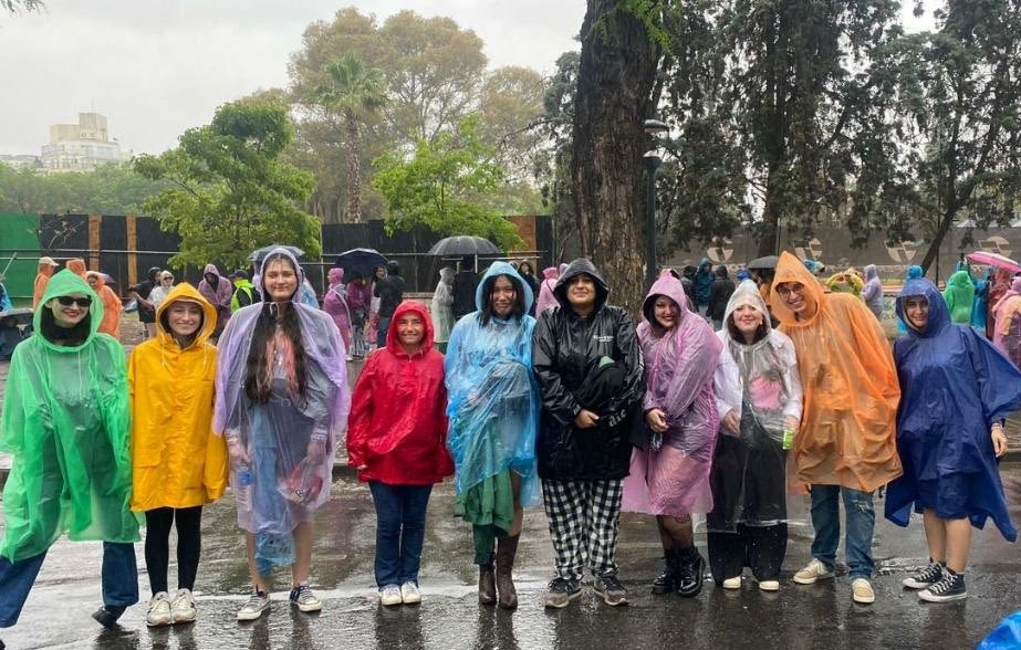 Fioreswift13x1's tweet image. Otro país cuando el/la artista cancela un show:     hay que cancelarlo/a, juegan con nosotros, es una falta de respeto

Las swifties mojadas cuando taylor canceló el show en la hora de entrar al estadio:   mira taylor, hicimos todas tus eras con los pilotos