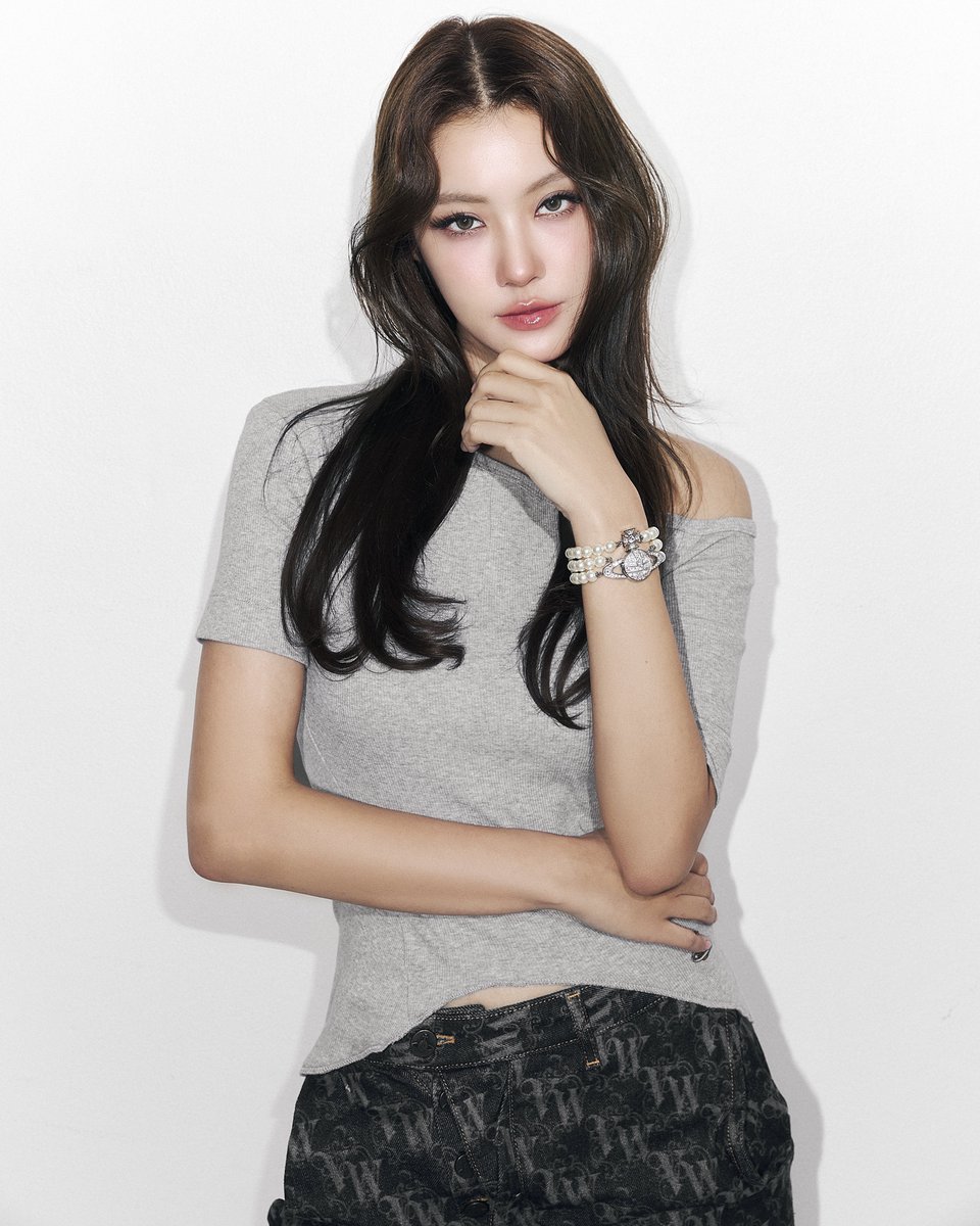 สวยหรู! สาว #น้ำตาลทิพนารี คอมพลีทความสวยไปกับนาฬิการุ่นลิมิเต็ด อิดิชั่น The Strand Pearl Watch จาก Vivienne Westwood ที่ได้อินสไปร์มาจากสร้อยมุกโชกเกอร์สามแถวสุดไอคอนิกในคอลเล็กชั่น  Autumn-Winter 1990/91‘Portrait’ เรียกว่าเมื่อสาว ‘น้ำตาล’ ใส่แล้ว เพิ่มความสวยของเธอไม่หยุด 💚