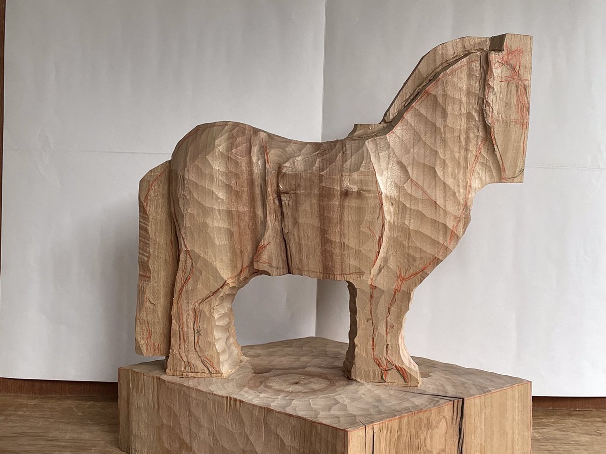 中国の木彫刻 干支彫刻『午年』 制作過程 面取りも進んで、“馬“を作っているというの