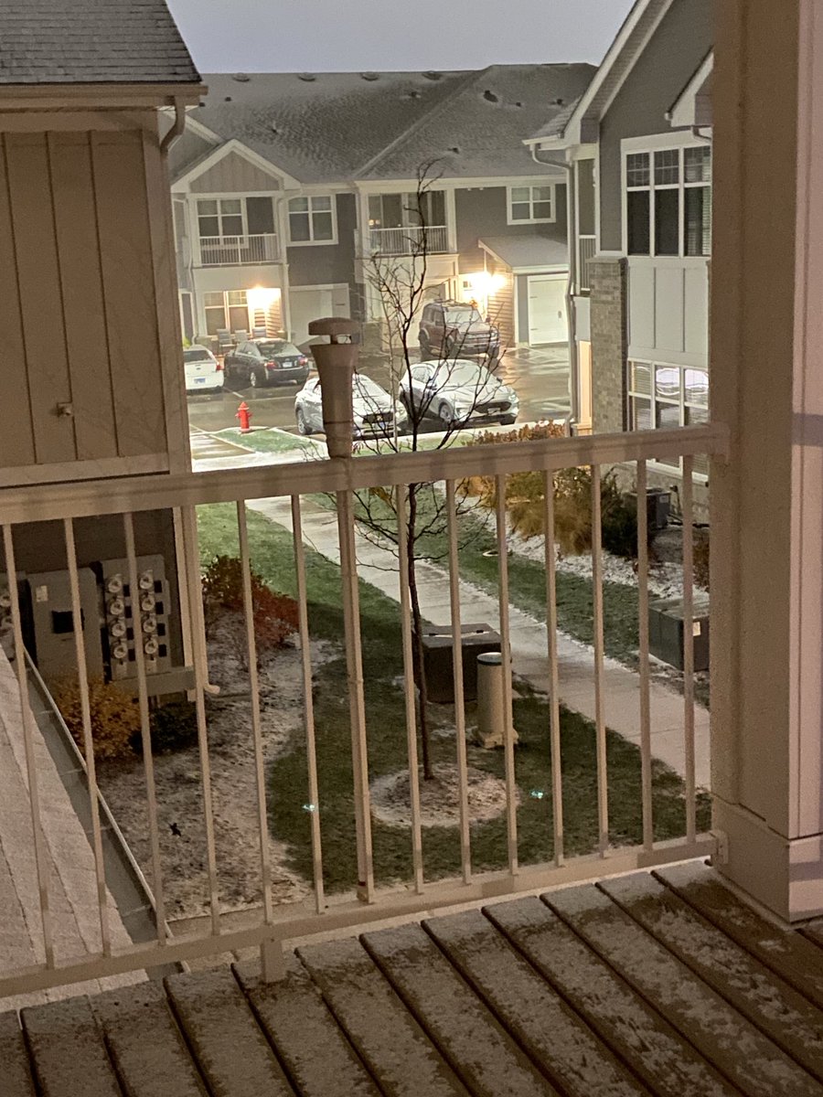 ZacharyYack's tweet photo. First snowflakes arriving in Plainfield, IL! With more on the way be interesting to see how much we end up with by morning. #ILwx https://t.co/15rVDMAYB0