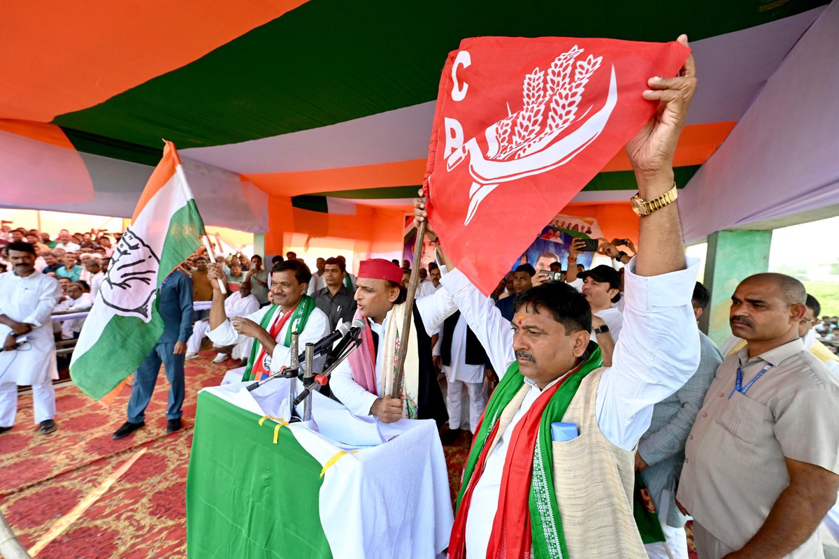 yadavakhilesh's tweet photo. रखनी है लालटेन की लहर बरकरार,
इस बार महागठबंधन सरकार!! https://t.co/TTvkBIwNHm
