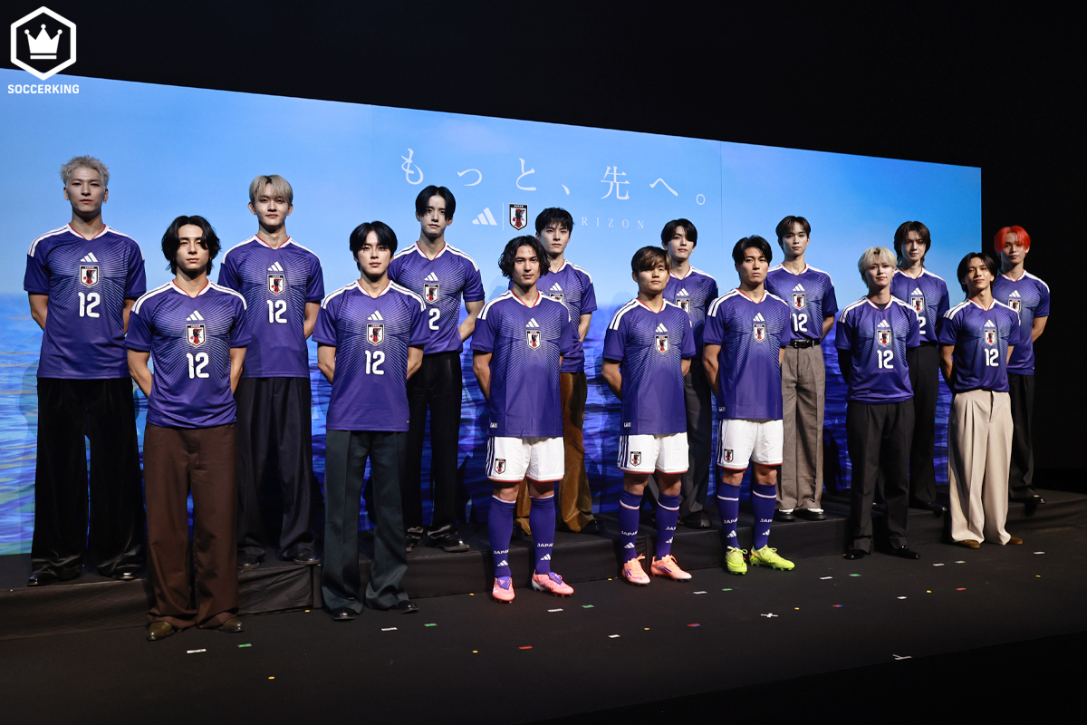 SoccerKingJP's tweet image. 🇯🇵共闘🤝
“最高の景色”目指す日本代表を応援！スペシャルユニット「JI BLUE」始動…JO1とINIのサッカーを愛する12人で結成
soccer-king.jp/news/japan/nat…

🗣️編集部より
「JFA・アディダス『サッカー日本代表 2026』キャンペーン共同発表会が行われ、JI BLUE（ジェイアイ ブルー）がお披露目されました」