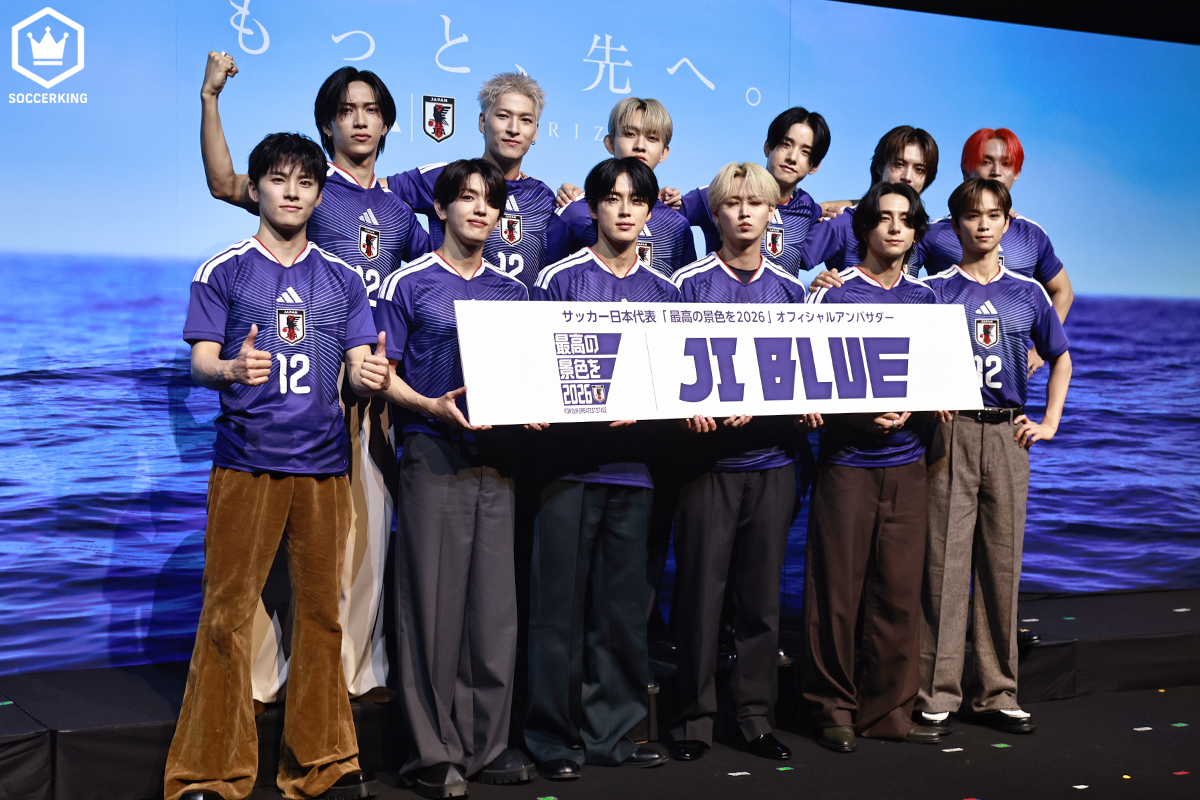 SoccerKingJP's tweet image. 🇯🇵共闘🤝
“最高の景色”目指す日本代表を応援！スペシャルユニット「JI BLUE」始動…JO1とINIのサッカーを愛する12人で結成
soccer-king.jp/news/japan/nat…

🗣️編集部より
「JFA・アディダス『サッカー日本代表 2026』キャンペーン共同発表会が行われ、JI BLUE（ジェイアイ ブルー）がお披露目されました」