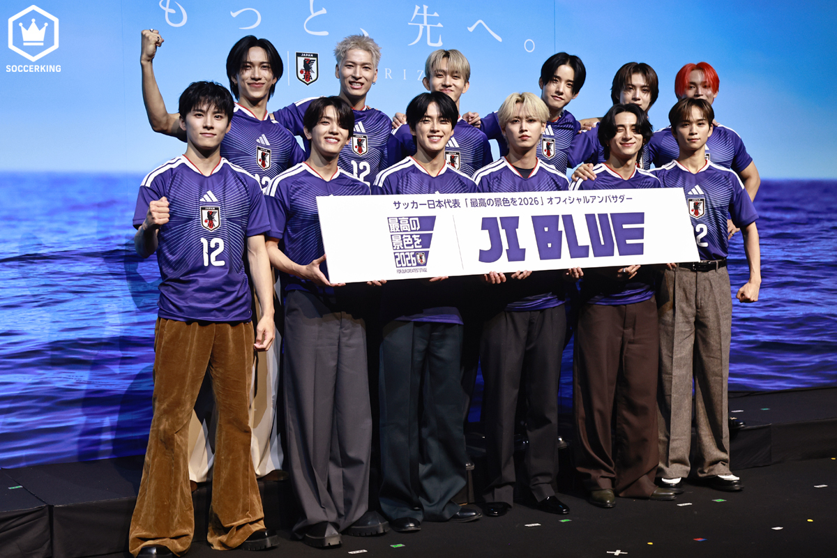 SoccerKingJP's tweet image. 🇯🇵共闘🤝
“最高の景色”目指す日本代表を応援！スペシャルユニット「JI BLUE」始動…JO1とINIのサッカーを愛する12人で結成
soccer-king.jp/news/japan/nat…

🗣️編集部より
「JFA・アディダス『サッカー日本代表 2026』キャンペーン共同発表会が行われ、JI BLUE（ジェイアイ ブルー）がお披露目されました」