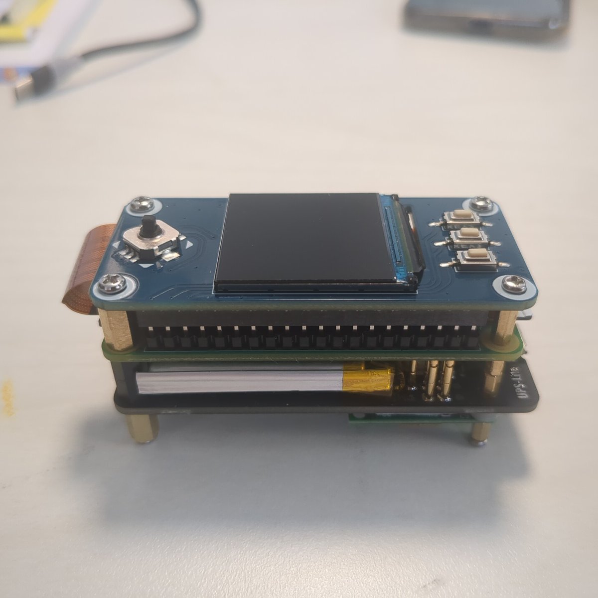 带电池的seedsigner，大陆地区可闲鱼够买，可购组装好的或自行组装。闲鱼搜索seedsigner.