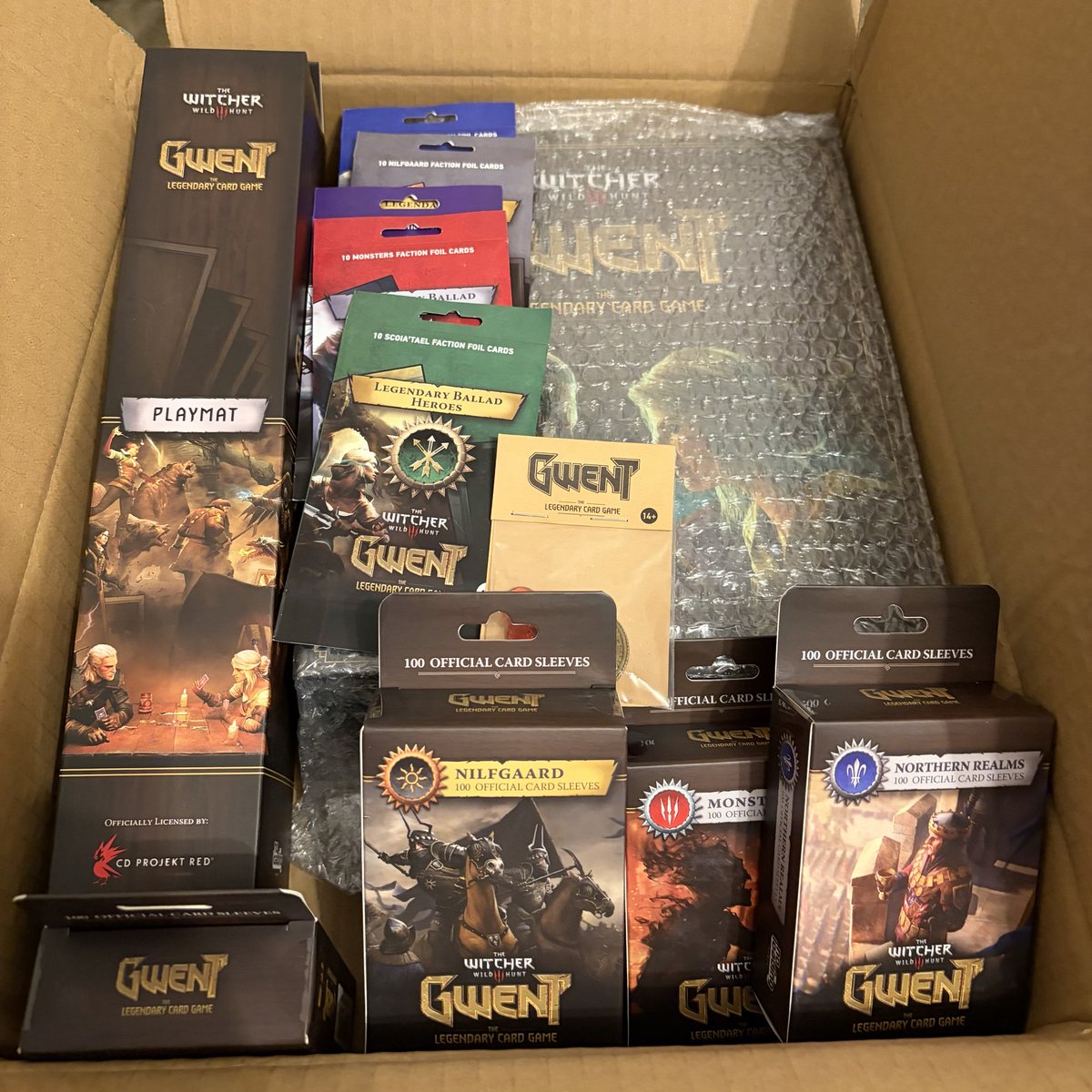 物理グウェント、本日届きました。休日受取に変更できず、関税が必要になったかな？と思いましたが、追加の支払いはありませんでした。UPSは国内ではクロネコヤマトと提携なのでヤマトの方に配達していただきました。本体以外の小物はわかりにくかったのでエアクッションは外してます #グウェント