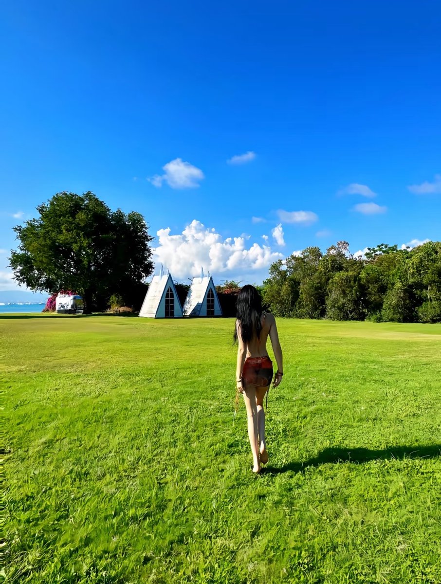 GoSanyaOfficial's tweet image. Sanya Magic 🌈🌴
Turquoise waters, rainbow sprays, and sunny lawn strolls: this tropical paradise never gets old！#Sanya #BeachLife #TropicalVibes #SunshineMoments