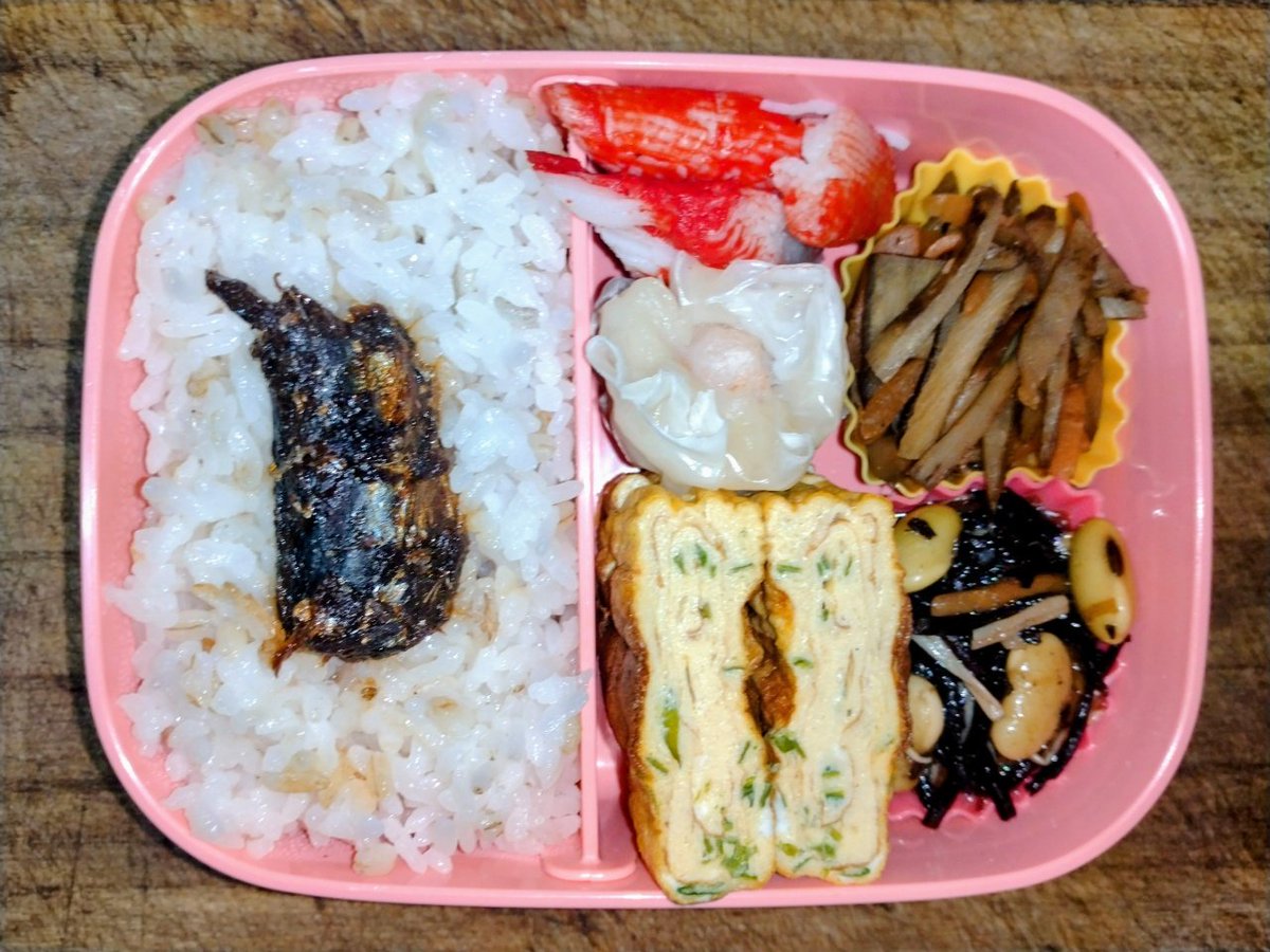 50_'s tweet photo. わが家のおべんとう。青ネギ玉子焼、きんぴらごぼう、ひじき煮、エビシューマイ、カニかま、いわし甘露煮 https://t.co/AGqGMixZc9