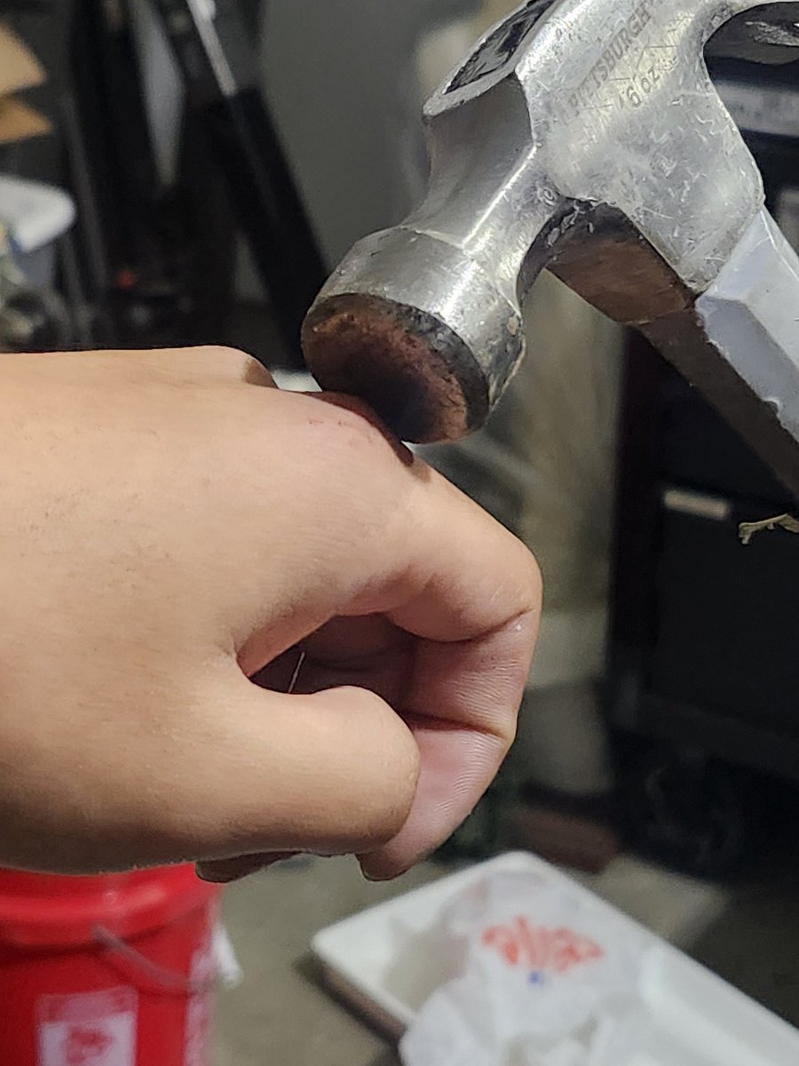 _Katatagan_'s tweet image. my gf @Lemongloww_ is beating me with a hammer 😭😭😭