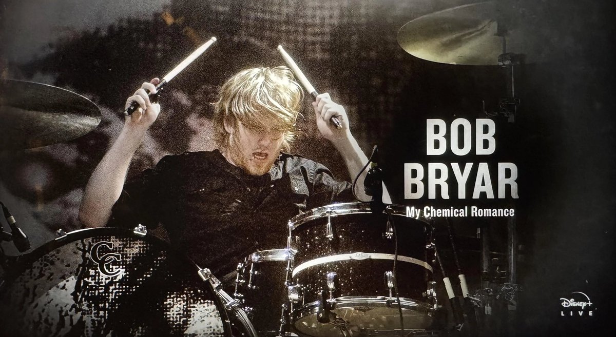 frankierobrasil's tweet photo. Bob Bryar, ex-baterista do My Chemical Romance, falecido em novembro de 2024, foi homenageado no memorial da cerimônia Rock and Roll Hall Of Fame, que foi transmitida no último sábado (8), no Disney+.

📸 Reddit @ One-Knowledge2431 https://t.co/bxxG9dvBSh