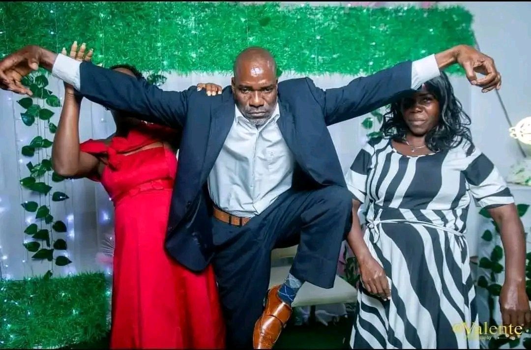 #Sebibazo

Doit-on aimer son président ? 

Est-ce qu'un peuple doit aimer son dirigeant ? C'est une question qu'on ne pose presque jamais, parce qu'on nous a habitués à confondre respect et amour, autorité et adoration. 

Non,Un peuple n'a pas besoin d'aimer son dirigeant. Un