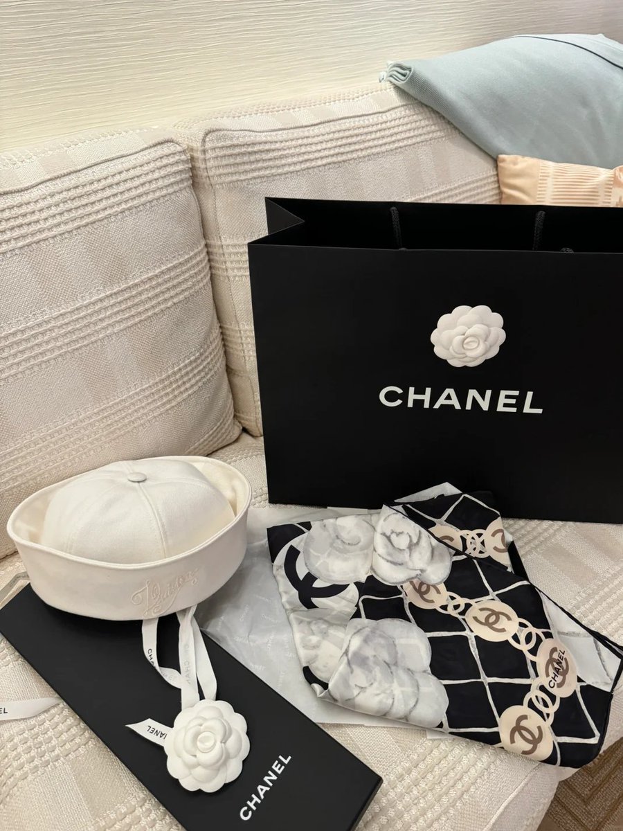 Intelligencv's tweet image. Elegant and exquisite design, perfectly matching various outfits💫
Wear this elegance and enjoy a special day. 👒🌹