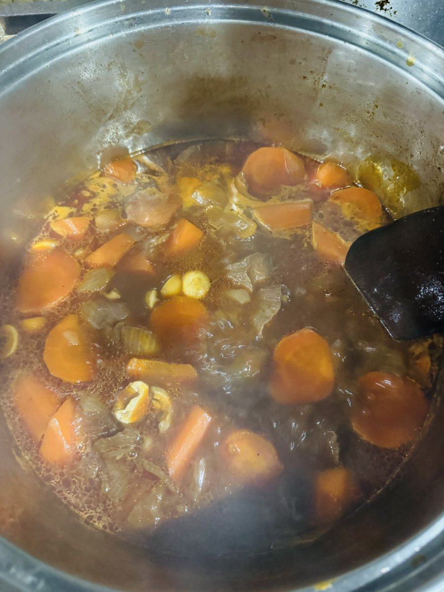 タンシチュー終わり‼️
夜は、カレーと肉カットやる‼️
休み明けは、仕込みが多い🙄