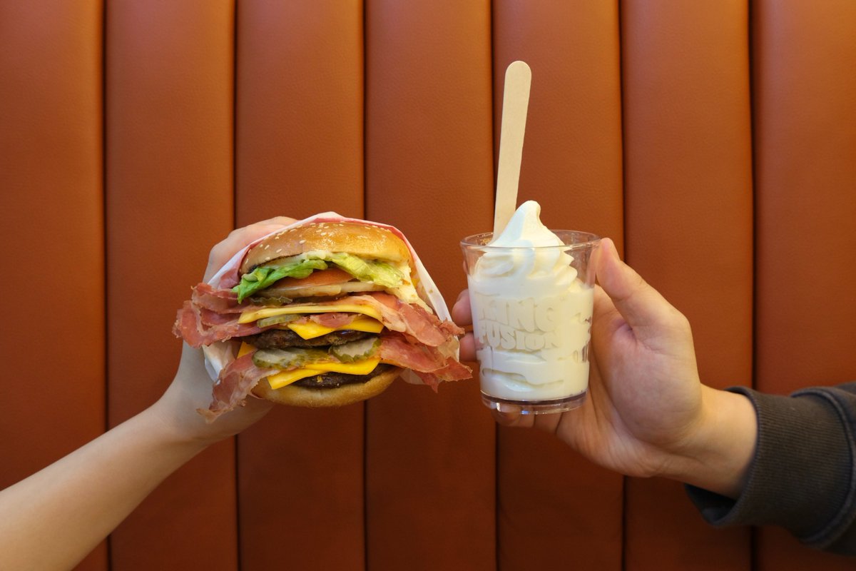 BurgerKing_KOR's tweet photo. 👅 킹대리 시식 후기 👅

NEW! 정승제 6318 버거 🍔
정승제의 Have it your way

치즈·베이컨·피클이 무려 6개씩!
처음 열자마자 재료가 꽉 찬 비주얼에 압도당함

역시 맛잘알 정승제 선생님의 레시피답게,
고소한 치즈와 상큼한 피클, 짭짤한 베이컨이
입안에서 완벽한 밸런스를 만들어줌

🍯 꿀팁
정승제 6318 버거 시킬 땐 밀크 선데도 꼭 함께 주문하기!
버거 한입 먹고 선데로 입가심하면 깔끔하고 시원한 마무리✨

11월 10일(월)부터 16일(일)까지 판매하니,
버거킹 앱 KING 등급이라면 지금 바로 달려가기

#RT = #버거킹상품권 1만 원권, 20명