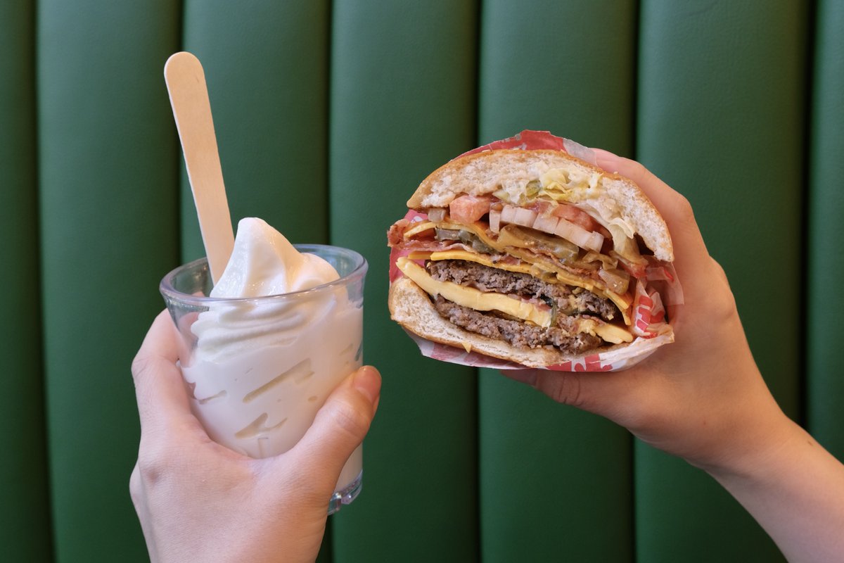 BurgerKing_KOR's tweet photo. 👅 킹대리 시식 후기 👅

NEW! 정승제 6318 버거 🍔
정승제의 Have it your way

치즈·베이컨·피클이 무려 6개씩!
처음 열자마자 재료가 꽉 찬 비주얼에 압도당함

역시 맛잘알 정승제 선생님의 레시피답게,
고소한 치즈와 상큼한 피클, 짭짤한 베이컨이
입안에서 완벽한 밸런스를 만들어줌

🍯 꿀팁
정승제 6318 버거 시킬 땐 밀크 선데도 꼭 함께 주문하기!
버거 한입 먹고 선데로 입가심하면 깔끔하고 시원한 마무리✨

11월 10일(월)부터 16일(일)까지 판매하니,
버거킹 앱 KING 등급이라면 지금 바로 달려가기

#RT = #버거킹상품권 1만 원권, 20명