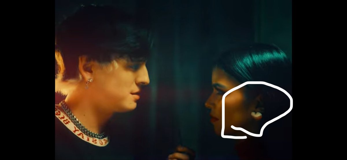 rina19's tweet photo. Creo Que son Los aretes?!?!

#DLEJITOS #velerz @christophervele https://t.co/JSvoguhq31