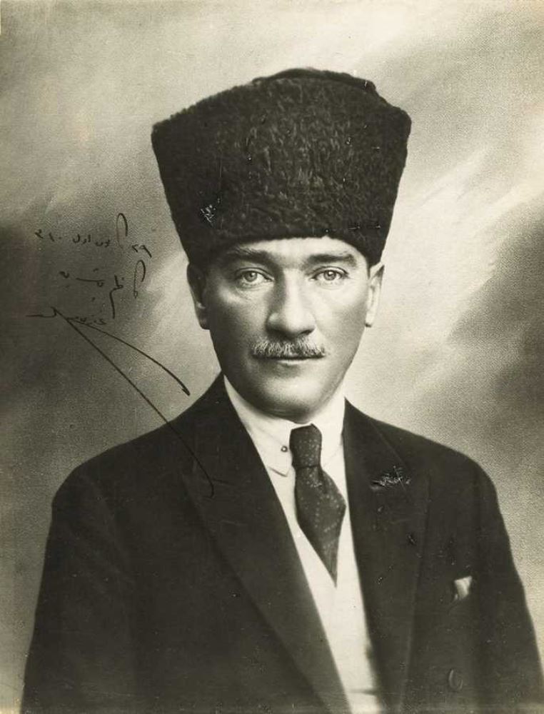 Türküm, doğruyum, çalışkanım. Yasam: 
küçüklerimi korumak,
büyüklerimi saymak, 
yurdumu, milletimi özümden çok sevmektir.
Ülküm yükselmek, ileri gitmektir.
Varlığım Türk varlığına armağan olsun.
Ey bu günümüzü sağlayan, Ulu Atatürk!
Açtığın yolda,
kurduğun ülküde, 
gösterdiğin