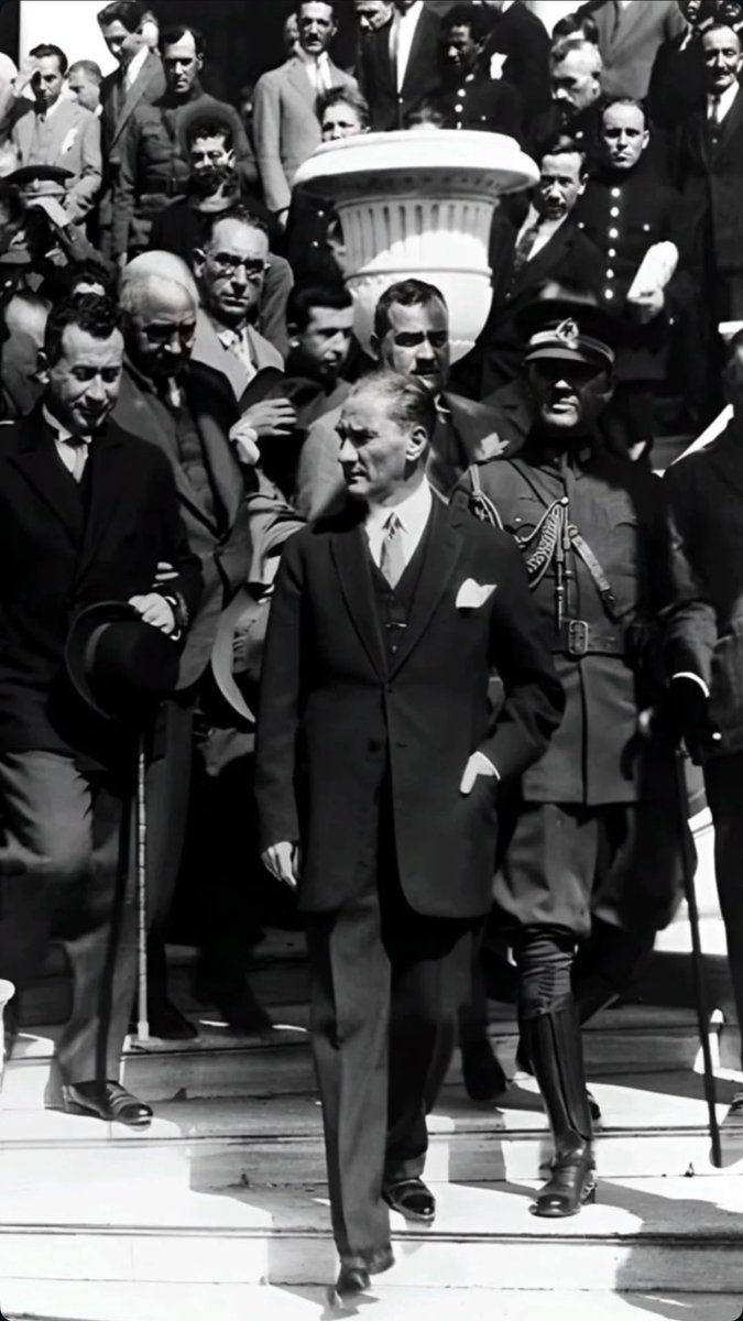 "Büyük ölümlere matem gerekmez, fikirlerine bağlılık gerekir."
Daima seninle, daima izinde, şükranla, minnetle.