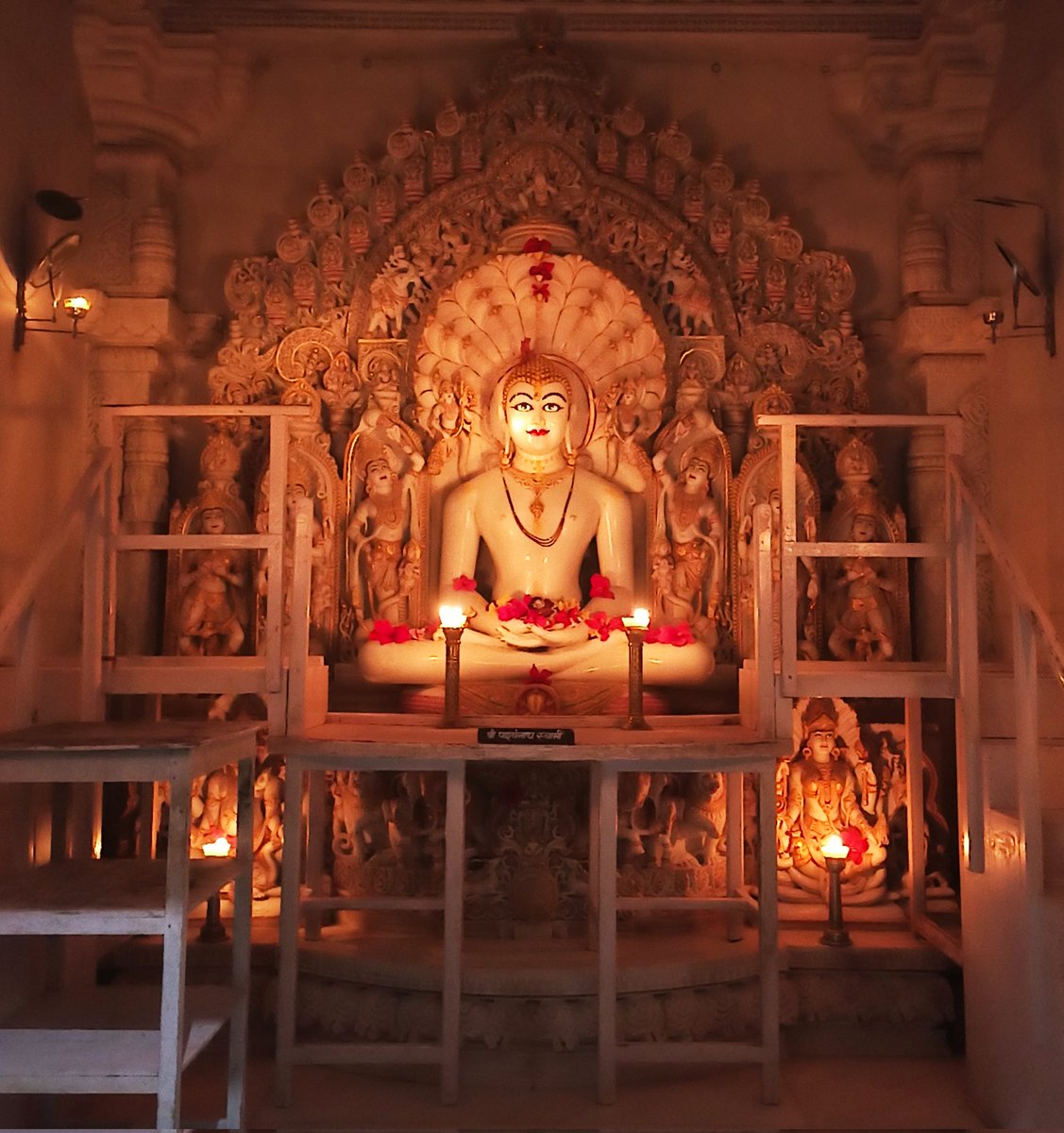 Behold the Mūḷnāyaka of what you call a soulless temple: serene, luminous, and alive with a grace that awakens the soul before the eyes even understand why !

#jainism #taletitirth #shikharji #madhuban