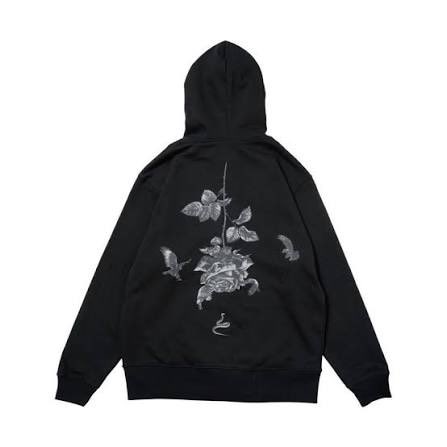 __imwn__'s tweet image. 昨日イエモン～LUNA SEAの各転換時に1枚目赤丸辺りから押され流されるうちに腰に巻いたパーカー(画像2.3枚目参照)を落としました。当日拾得物エリアに届いた分全て確認しましたが無く、本日幕張に問合せましたがありませんでした。もし拾った方おりましたらご連絡下さい
#LUNATICFEST2025 #ルナフェス