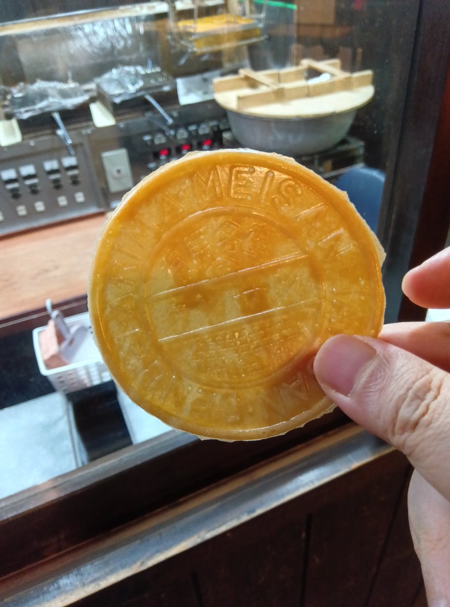 wood999's tweet photo. お土産は定番ですが炭酸煎餅
お店に入ると焼き立ての試食サービスがあります https://t.co/4SA2kS7X3n