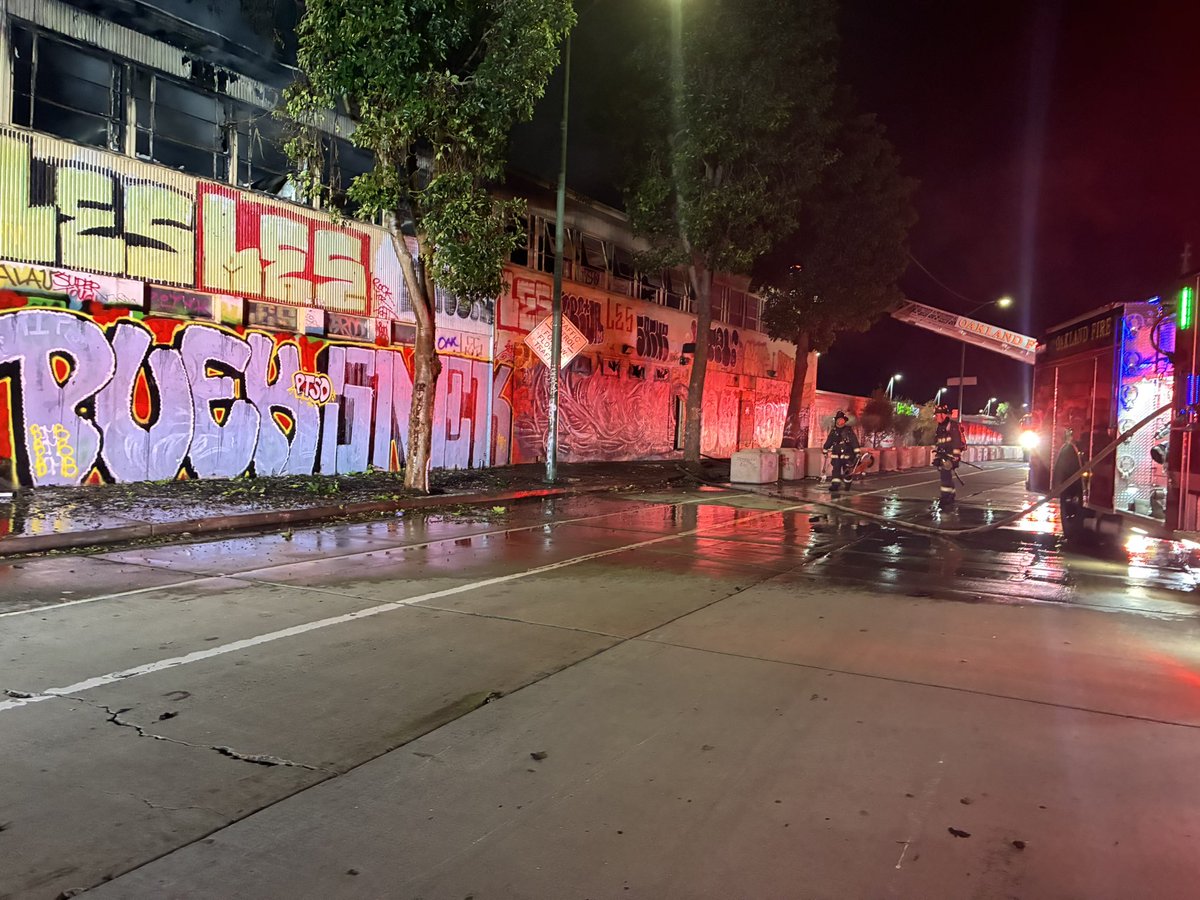 OaklandFireCA's tweet image. Update 2 &amp;amp; Final) Incident Placed Under Control at 725pm. No reports of injuries. This is an abandoned two story warehouse. Great job by responding crews to get on scene quickly to prevent the spread of this fire to other areas of the building. Cause is under investigation.