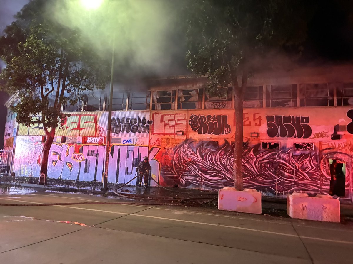OaklandFireCA's tweet image. Update 2 &amp;amp; Final) Incident Placed Under Control at 725pm. No reports of injuries. This is an abandoned two story warehouse. Great job by responding crews to get on scene quickly to prevent the spread of this fire to other areas of the building. Cause is under investigation.