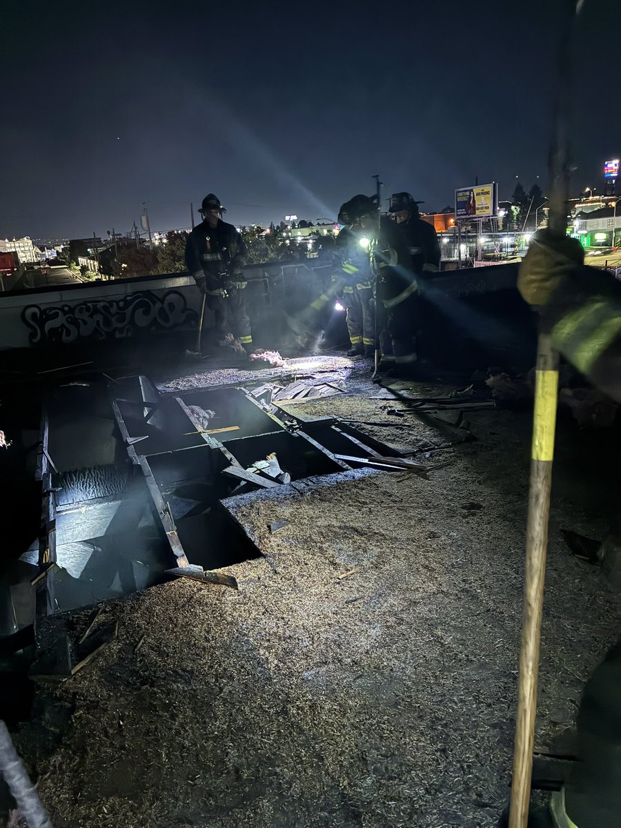 OaklandFireCA's tweet image. Update 2 &amp;amp; Final) Incident Placed Under Control at 725pm. No reports of injuries. This is an abandoned two story warehouse. Great job by responding crews to get on scene quickly to prevent the spread of this fire to other areas of the building. Cause is under investigation.
