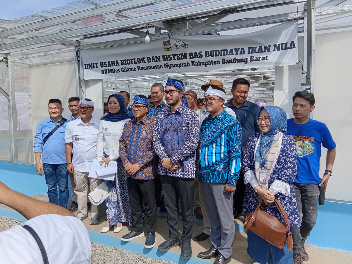 Menteri Yandri Susanto hadir di Festival Kampung Adat Cikondang, mendorong desa wisata dan lumbung pangan untuk kesejahteraan dan pemberantasan. Kemiskinan.

#DesaWisataCikondang
#SaveLumbungPangan
#MenteriDesaDiCikondang

<a href="/prabowo/">Prabowo Subianto</a>
<a href="/YandriSusanto/">Yandri Susanto</a>
<a href="/ArizaPatria/">Ariza Patria</a>