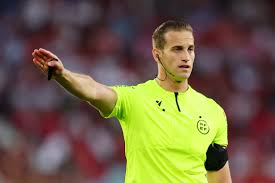 Que no quede en el olvido, este sinvergüenza venía con un objetivo ... y lo ha cumplido.
No se puede ser más prepotente y chulo.
Un producto creado por las puntuaciones de Yolanda Parga y cincelado por Real Madrid Tv y la nevera del CTA.
Para vomitar, todos los árbitros iguales.