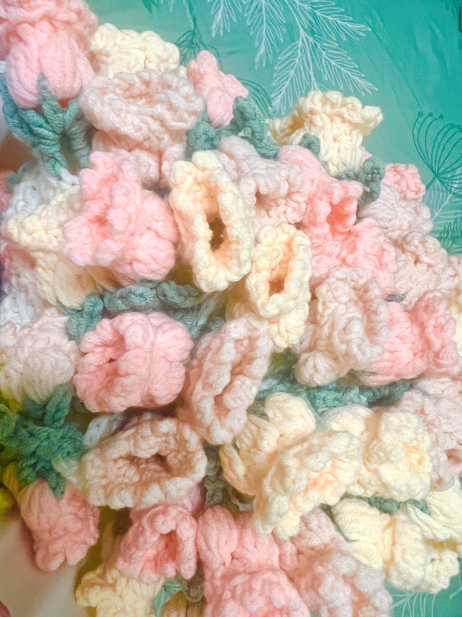 曬作品時間🥳

真ㄉ做了好久的花毯！！！

做這個真的要好長ㄉ時間ㄡ
（然後就會一直追劇看影片）

最喜歡變成花束的樣子了真的好有成就感💐

#栗織