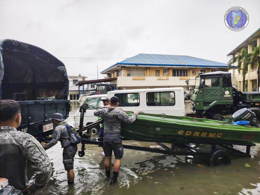 townol_pio's tweet photo. 𝗧𝗢𝗪𝗡𝗢𝗟 𝗢𝗡 𝗙𝗨𝗟𝗟 𝗔𝗟𝗘𝗥𝗧 | RESCUE OPERATIONS OF STRANDED INDIVIDUALS AND FAMILIES
Read more @:
https://t.co/Oc132kTZFC
#AFPRespondsUWAN #UwanNorthernLuzonResponse #frontliners #FOCUSPAF #GuardiansofourPreciousSkies #PAFyoucanTrust https://t.co/V9oBLqRwDJ