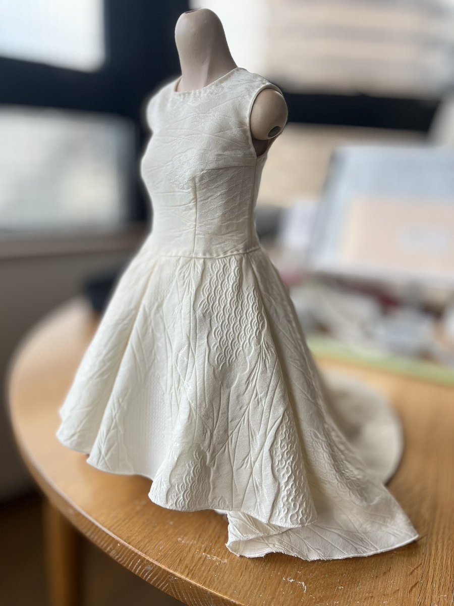 Usami 衣装の冬支度

２年前に作ったこの衣装
袖なしで寒そうなので気持ちだけ袖を付けた
昔の着物長襦袢から製作
あとは靴下を縫ったら完成
明日梱包して発送するぞ！